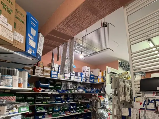 Police s vodoinstalaterskim materijalom